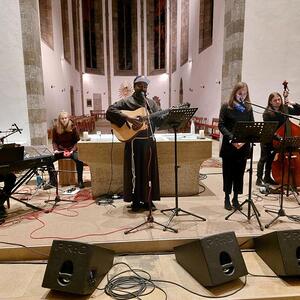 Konzert P. Sandesh Manuel mit Band