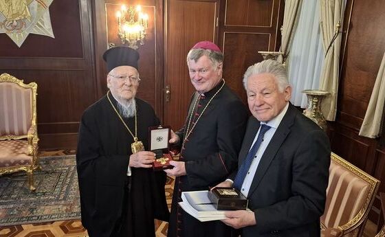 V. l.: Patriarch Bartholomaios, Bischof Manfred Scheuer und 'Pro Oriente'-Obmann Josef Pühringer.