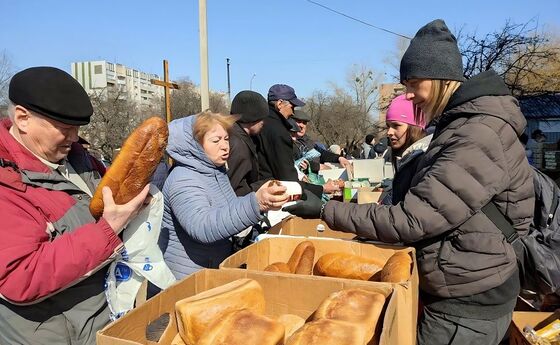 Jugend Eine Welt leistet seit Beginn des Kriegs in der Ukraine wichtige Nothilfe, wie hier bei der Verteilung von Brot in der stark betroffenen Stadt Charkiw.
