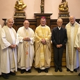  V. l.: Superior P. Peter Gangl SJ, Stadtpfarrer Nikola Prskalo, Bischof em. Maximilian Aichern, Bischof Manfred Scheuer, P. Josef A. Pilz SJ, P. Erich Drögsler SJ, P. Provinzial Bernhard Bürgler SJ