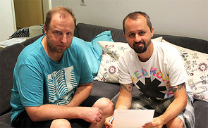 Johannes Lahnsteiner (re)  hat vor zehn Jahren im Sozialberuf seine Berufung gefunden und arbeitet in der Caritas-Einrichtung invita.