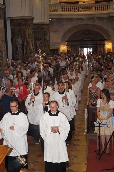 Einzug der MinistrantInnen beim Festgottesdienst in der Stiftskirche. 