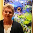 Ingrid Bittermann mit einem ihrer Werke bei der Ausstellung 'Farbenspiele'