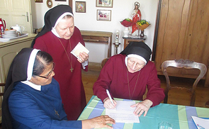 Nach der Vertragsunterzeichnung am 18. August 2018 ging das Kloster St. Anna im Ried im Innkreis von Redemptoristinnen auf die Missionsschwestern Königin der Apostel über.