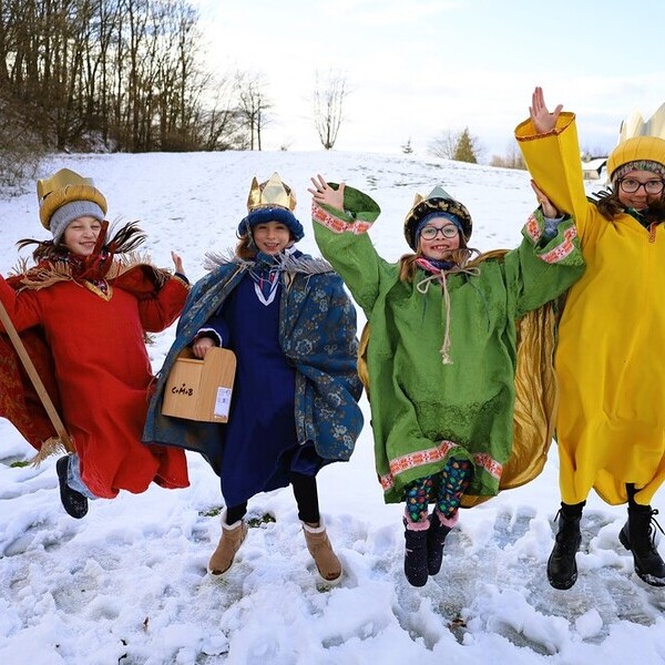 Jubelnde Sternsinger*innen / © Jana Hofer Jubelnde Sternsinger*innen