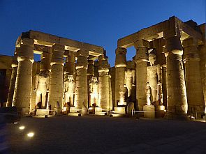 Luxor-Tempel bei Nacht; Foto: Bibelwerk Linz