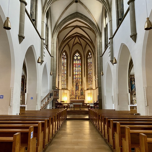 Stadtpfarre Wels Innenraum / Maximilian Staflinger Mittelschiff