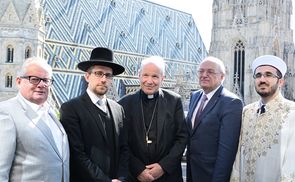 V. l.: Christian Konrad, Gemeinderabbiner Schlomo Hofmeister, Kardinal Christoph Schönborn, Bischof Michael Bünker, Präsident Ibrahim Olgun.