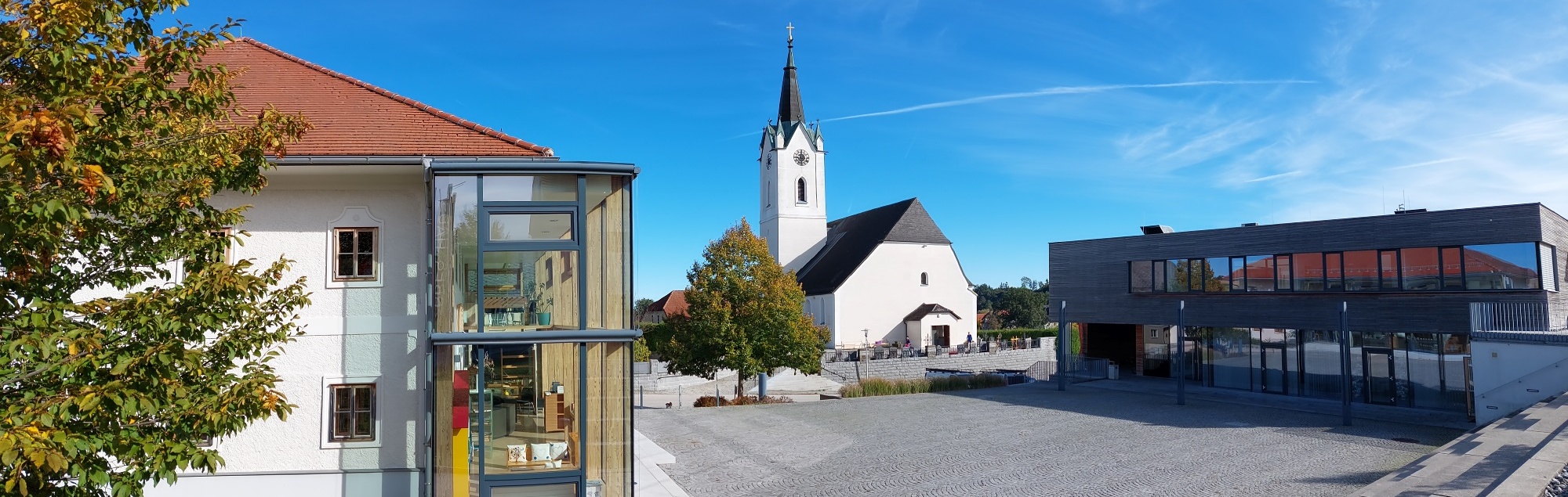 Dorfplatz mit Kirche - Herbst
