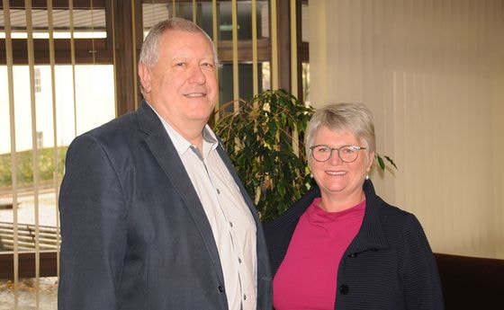 Neuer Obmann von 'Land der Menschen' Bert Brandstetter mit seiner Vorgängerin Erika Kirchweger.
